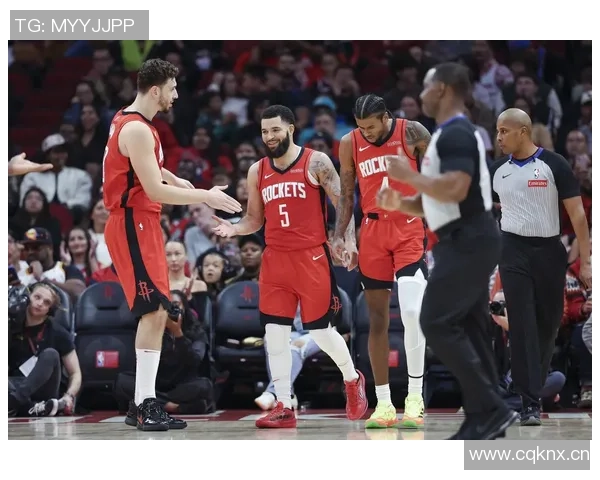 米切尔赛后失落情绪明显罕见不接受采访专注手机发呆状态引发关注